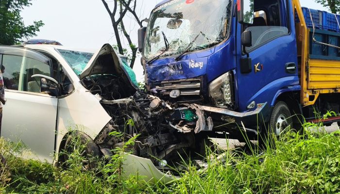 নাটোরের বড়াইগ্রামে ট্রাক-মাইক্রোবাস মুখোমুখি সংঘর্ষে প্রকৌশলীর দুই শিশু সন্তান নিহত, আহত ৩