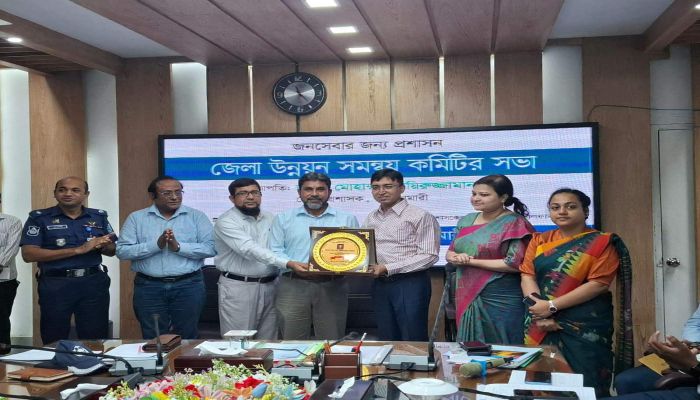 নীলফামারীতে ভালো কাজের স্বীকৃতি পেলেন যারা