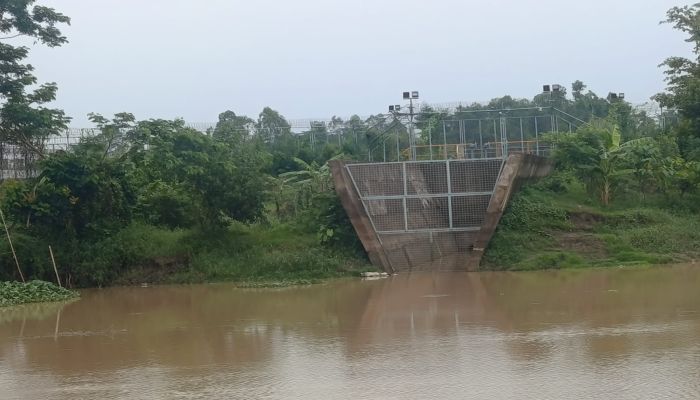 ফেনী নদীতে বিএসআরএমের পানির পাম্প: হুমকিতে ঢাকা- চট্টগ্রাম রেললাইন ও বাঁধ, নদীগর্ভে বিলীন হচ্ছে নিজকুঞ্জরা গ্রাম