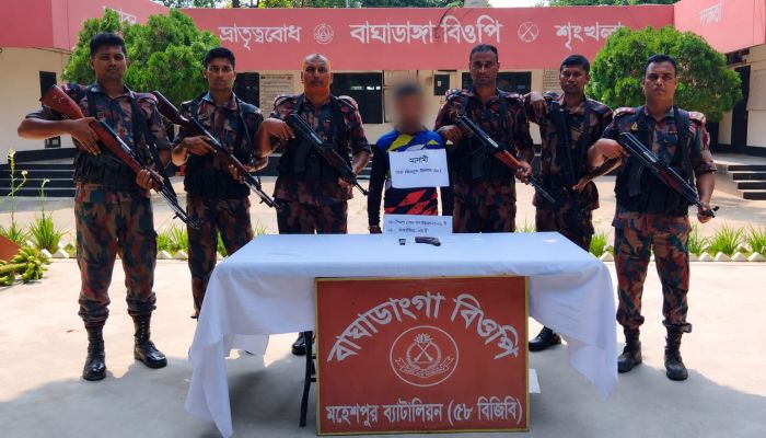 মহেশপুরে বিজিবির অভিযানে বিদেশি পিস্তল ও ম্যাগাজিন উদ্ধার আটক ১