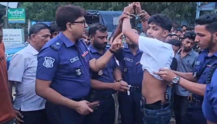 বেগমগঞ্জে চেকেপোস্টে তিনটি বিদেশী পিস্তল-গুলিসহ কিশোর আটক
