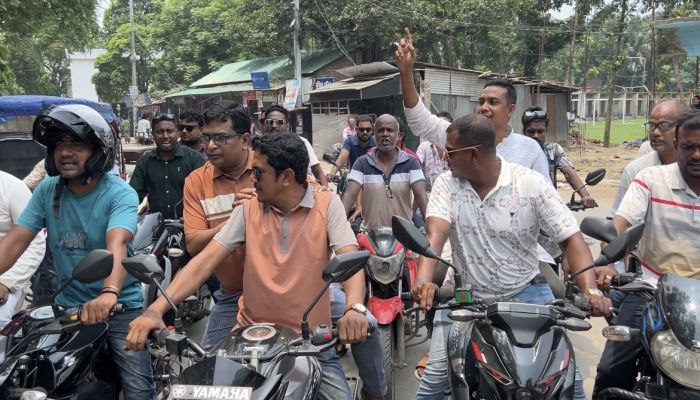 গুরুদাসপুরে যুবদলের শক্তি প্রদর্শন, মোটরসাইকেল শোভাযাত্রায় মুখর রাজপথ