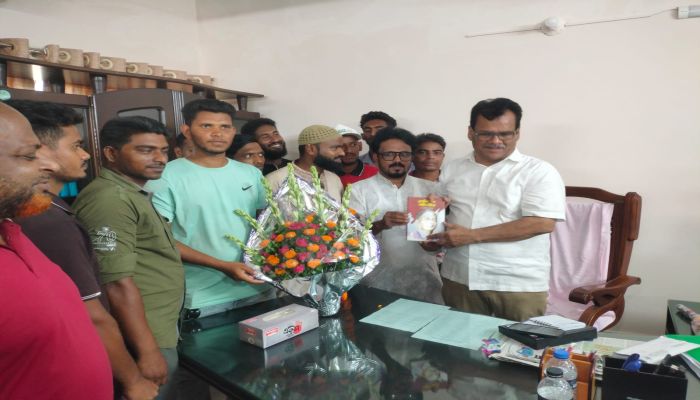 ফুলেল শুভেচ্ছায় সিক্ত প্রশাসক হাবিব, উপহার পেলেন ‘জাতীয় বীর শহীদ জিয়া’ বই