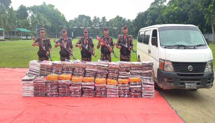 ব্রাহ্মণবাড়িয়ায় মাইক্রোবাসসহ কোটি টাকা মূল্যের ভারতীয় শাড়ি আটক
