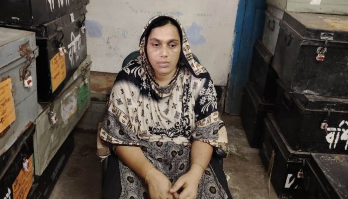 উজিরপুরে ডিবি পুলিশের অভিযানে ৩ কেজি গাঁজাসহ অস্ত্র উদ্ধার, গ্রেপ্তার একজন