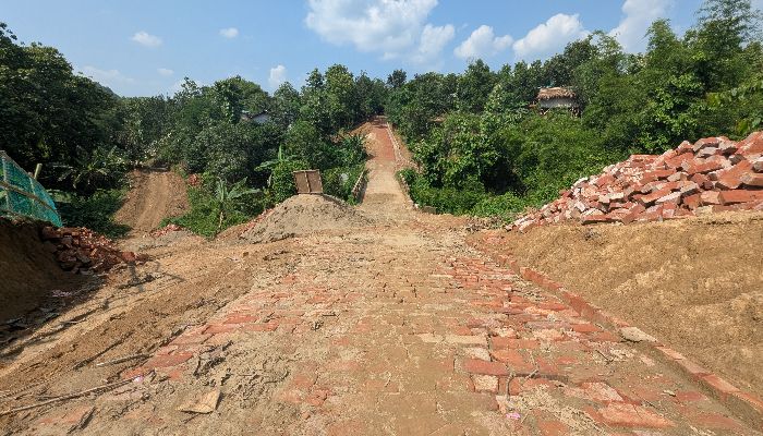 পাইন্দুতে ৪৫ লাখ টাকার সড়ক নির্মাণে অনিয়মের অভিযোগ: 