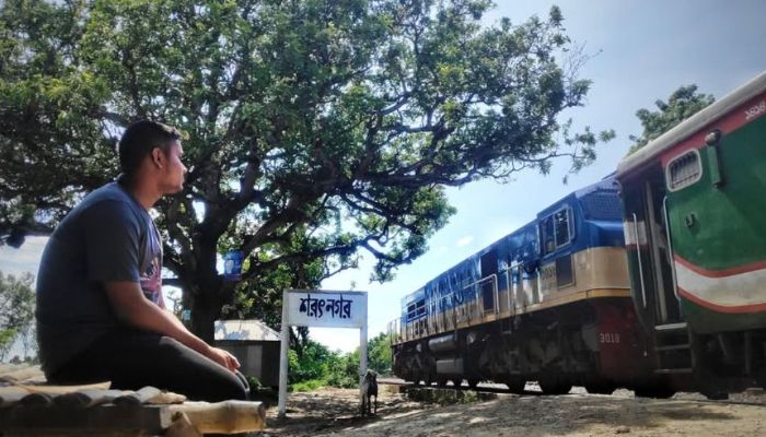 ‘বনলতা এক্সপ্রেস’ নিয়ে হাসনাত আবদুল্লাহর রিভিউ
