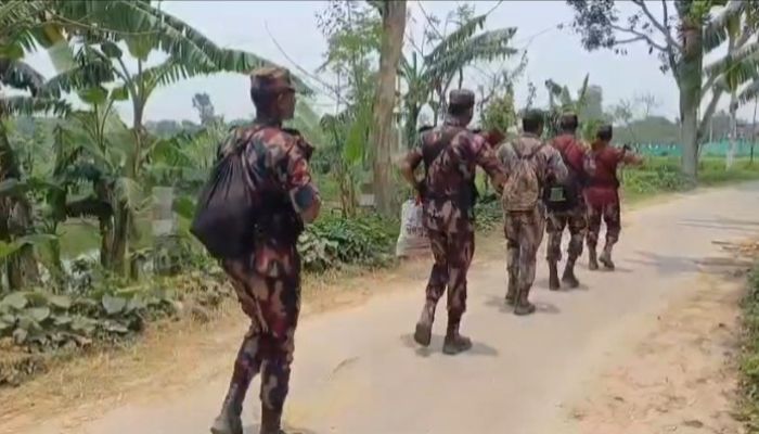 পাঁচবিবি সীমান্তে আবারও বিএসএফের তারকাটার বেড়া  দেওয়ার চেষ্টা, বিজিবির বাধা