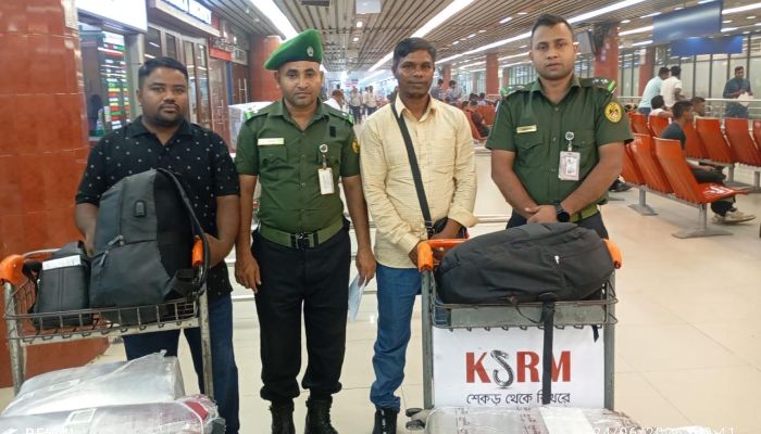হযরত শাহজালাল আন্তর্জাতিক বিমানবন্দরে আনসার সদস্যদের তৎপরতায় প্রবাসী যাত্রীর হারিয়ে যাওয়া লাগেজ উদ্ধার, প্রকৃত মালিকের নিকট হস্তান্তর