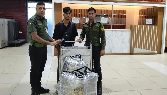 শাহজালাল আন্তর্জাতিক বিমানবন্দরে হারিয়ে যাওয়া ব্যাগ উদ্ধার: প্রবাসীর মুখে হাসি ফেরাল আনসার সদস্যরা