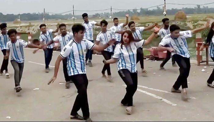 সড়কের মাঝখানে ভিডিও ধারণে মত্ত আর্জেন্টিনা সমর্থকরা, ক্ষুব্ধ স্থানীয়রা