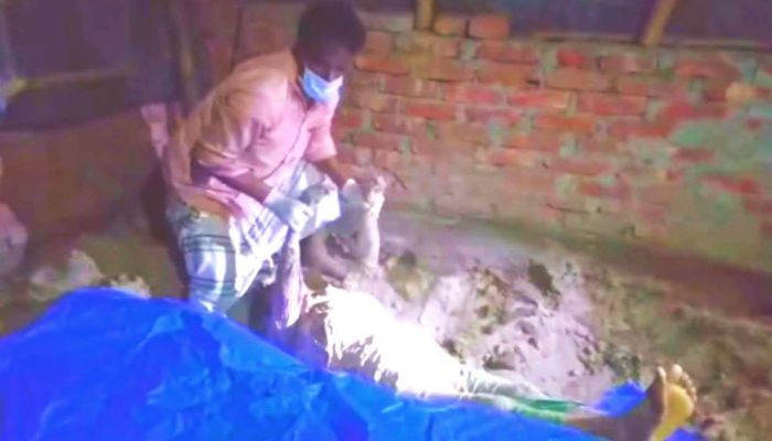 মাকে হত্যা করে মেঝেতে পুঁতে রাখার অভিযোগ, ছেলে পলাতক