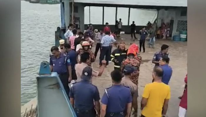 দৌলতদিয়া ঘাটে নিয়ন্ত্রণ হারিয়ে আবারও বাস পড়ল নদীতে