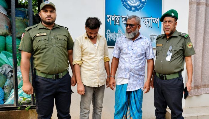 দালালমুক্ত বিআরটিএ গড়তে অনড় আনসার সদস্যরা: কাফরুলে দুই দালাল আটক, ১ মাসের কারাদণ্ড