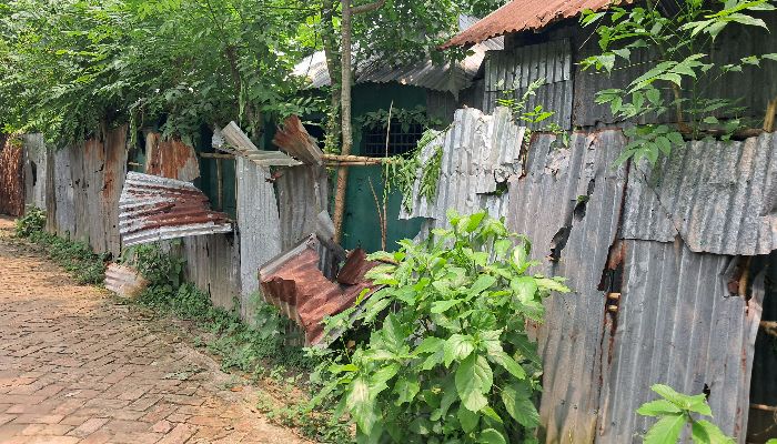 লোহাগড়ায় জমি-জমা নিয়ে প্রতিপক্ষের বাড়িতে হামলা ভাংচুর  ও  চাঁদা দাবির অভিযোগ