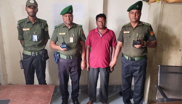 শহীদ সোহরাওয়ার্দী মেডিকেল কলেজ হাসপাতালে আনসার সদস্যদের তৎপরতায় দালাল আটক, পুলিশের নিকট হস্তান্তর