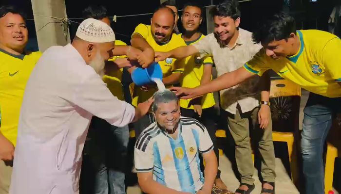শেরপুরে দুধ দিয়ে গোসল করে ব্রাজিলে যোগ দিলেন আর্জেন্টিনা সমর্থক