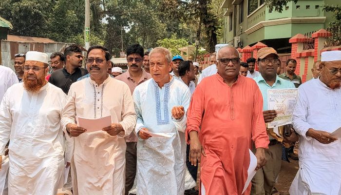 গণভোটের ‘খ’ প্রশ্ন নিয়ে বিএনপির লিফলেট বিতরণ
