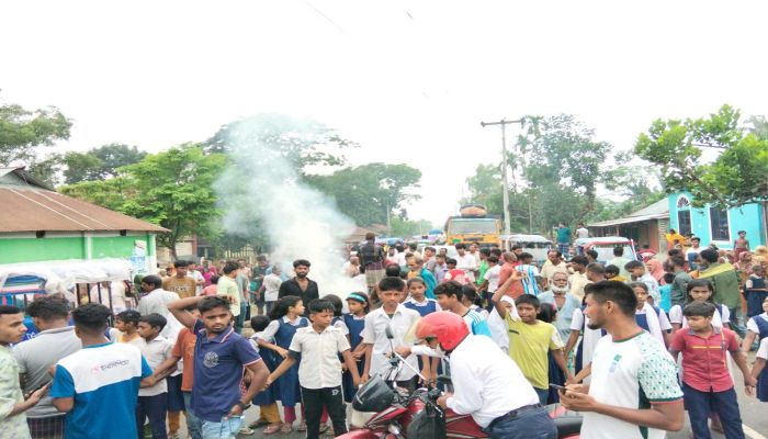 মাদারগঞ্জে বিদ্যালয়ের সামনে পিকআপের ধাক্কায় দুই শিক্ষার্থী গুরুতর আহত, বিক্ষোভে আড়াই ঘণ্টা সড়ক অবরোধ