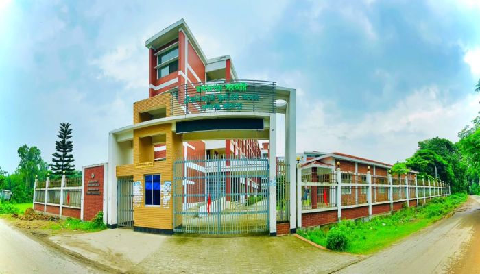 মাদারগঞ্জে এইচএসসি পরীক্ষায় মোবাইল ফোন ব্যবহার করার চেষ্টায় এক শিক্ষার্থী বহিষ্কার
