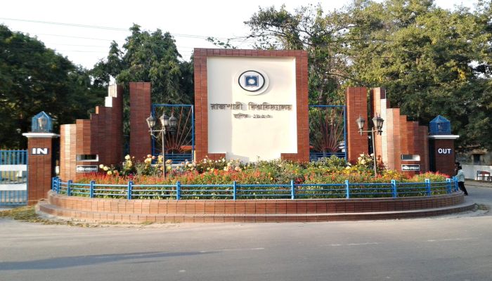প্রেমের প্রস্তাবে রাজি না হওয়ায় রাজশাহী বিশ্ববিদ্যালয়ের ছাত্রীকে পিস্তল ঠেকিয়ে সহপাঠীর হুমকি