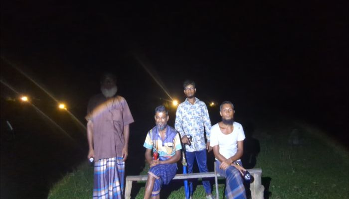 পুশইন’ প্রতিরোধে সীমান্তজুড়ে গ্রামবাসীর পাহারা