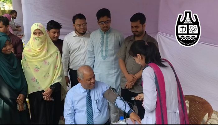 চাকসুর উদ্যোগে চবিতে ছাত্রীদের জন্য ফ্রি মেডিকেল ক্যাম্প, সেবা নিলেন সহস্রাধিক শিক্ষার্থী