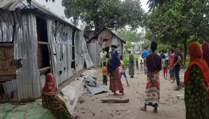 রাজারহাটে পুলিশের সামনেই ইউপি সদস্যের নেতৃত্বে হামলা-লুটপাট, ৬ দিন ধরে বাড়িছাড়া ১০টি পরিবার