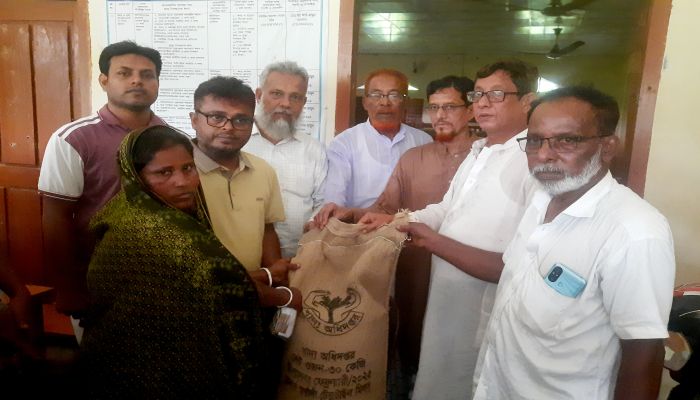 মতলব উত্তরে প্রাকৃতিক দুর্যোগে ক্ষতিগ্রস্ত দুঃস্থ ও অসহায় মানুষের মাঝে চাউল বিতরণ
