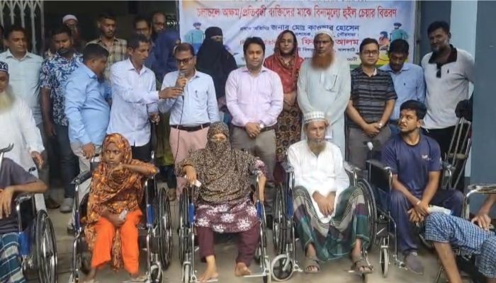 ঝালকাঠিতে পৌর সভার উদ্যোগে বিনামূল্যে হুইল চেয়ার বিতরণ