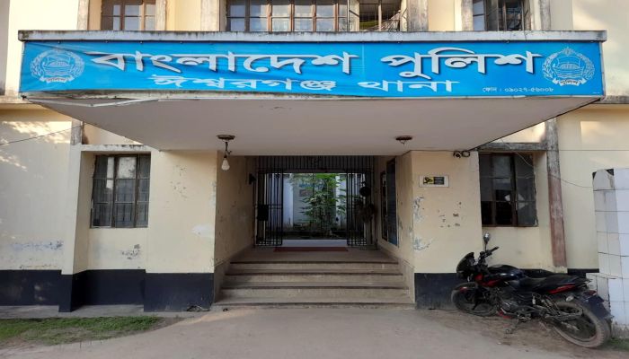 ঈশ্বরগঞ্জে ধর্ষণচেষ্টা মামলা, আসামি হুমকিতে বাড়িছাড়া পরিবার  