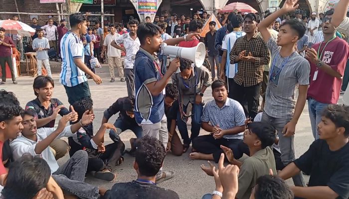 শিক্ষামন্ত্রীর পদত্যাগের দাবিতে জয়পুরহাটে শিক্ষার্থীদের বিক্ষোভ, সড়ক অবরোধ