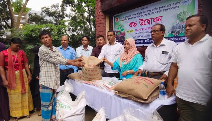 মাটিরাঙ্গায় কৃষি প্রণোদনা কর্মসূচির উদ্বোধন, ৯০০ কৃষক পেলেন বিনামূল্যে বীজ ও সার