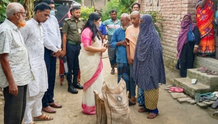 জীবননগরে সড়ক দুর্ঘটনায় নিহত ভ্যানচালকের বাড়িতে ইউএনও, দিলেন সরকারি সহায়তা