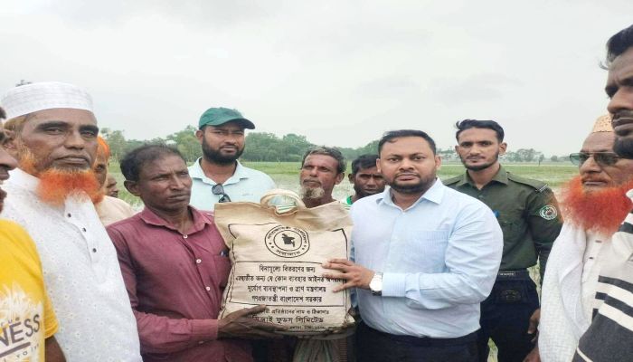 চুনারুঘাটে বন্যার্তদের মাঝে ত্রাণ বিতরণ করলেন ইউএনও গালিব চৌধুরী