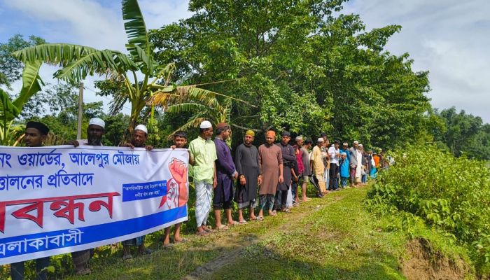কমলগঞ্জে ধলাই নদী থেকে অবৈধ বালু উত্তোলন বন্ধের দাবিতে ৩ গ্রামের মানুষের মানববন্ধন