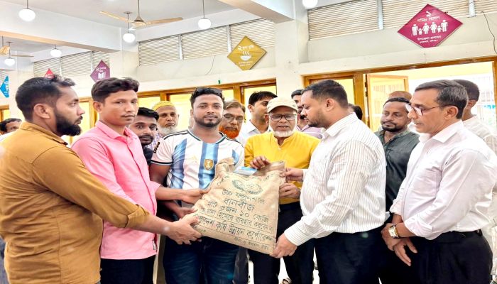 চুনারুঘাটে উপকারভোগী কৃষকদের মাঝে কৃষি উপকরণ বিতরণ