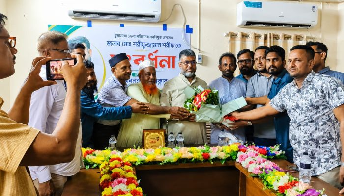 চুয়াডাঙ্গা জেলা পরিষদের নবনিযুক্ত প্রশাসক শরিফুজ্জামান শরীফকে জীবননগর প্রেসক্লাবের ফুলেল শুভেচ্ছা