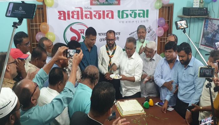 কেক কেটে দৈনিক স্বাধীনতার চেতনার প্রথম বর্ষপূর্তি উদযাপন