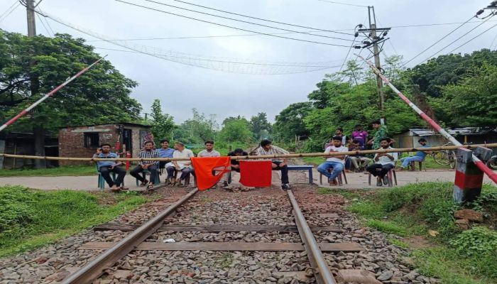 আট ঘন্টা পর রাজশাহীর রেলপথে স্বস্তি, অবরোধের মুখে বহিস্কার হলেন টিটিই