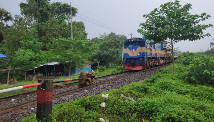 রাবি শিক্ষার্থীদের অবরোধ প্রত্যাহার, ৮ ঘণ্টা পর রাজশাহীর সাথে ট্রেন চলাচল শুরু