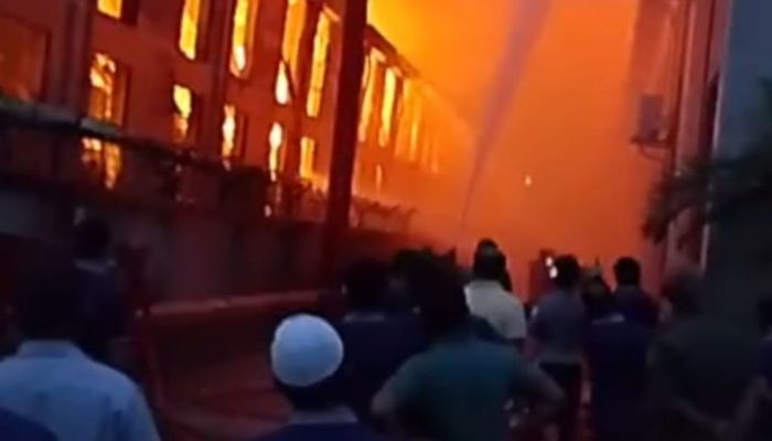 আদমজী ইপিজেডে ভয়াবহ আগুন, ৩ ঘণ্টার চেষ্টায় নিয়ন্ত্রণে