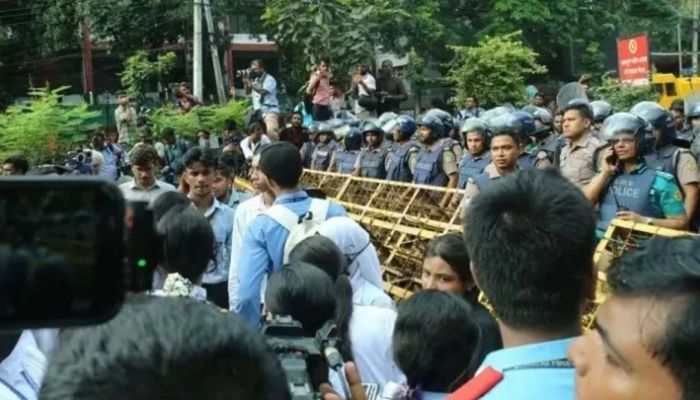 মন্ত্রীর পদত্যাগের দাবি বাদ, ছয় দফা দাবি নিয়ে সচিবালয়ে ৬ শিক্ষার্থী