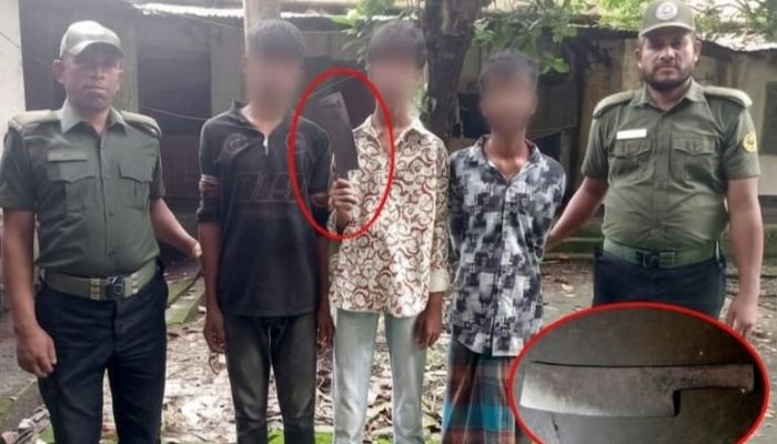 ময়মনসিংহ জুট মিলে আনসারের অভিযানে অস্ত্রধারী তিন চোর আটক 