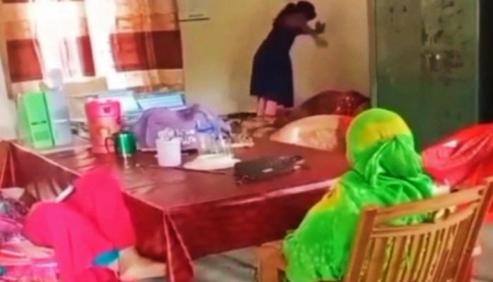 ক্লাস বন্ধ রেখে শিক্ষার্থীকে দিয়ে শিক্ষিকার শরীর ম্যাসাজ