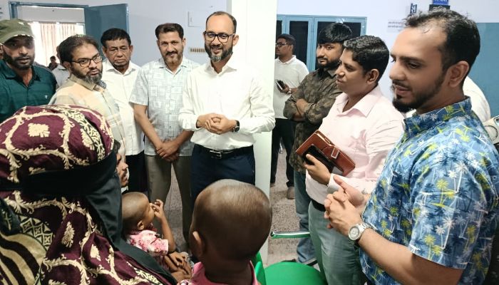 মৌলভীবাজারে একই পরিবারের ১১ দৃষ্টি প্রতিবন্ধী পেলো চিকিৎসা ও নতুন পোশাক 