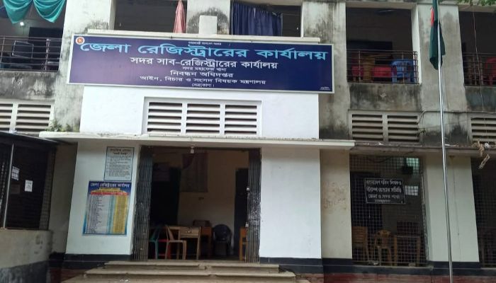 নেত্রকোনা জেলা সাব-রেজিস্টার অফিসে দালাল-পিয়ন সেলিমের সিন্ডিকেটের দৌরাত্ম্য, অভিযোগ 