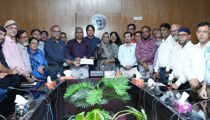 রাবিতে মেধাবী শিক্ষার্থীদের বৃত্তিতে ১০ লাখ টাকা দিলেন ভূমিমন্ত্রী পরিবার