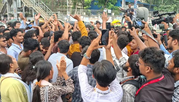 দুর্যোগে পরীক্ষা নয়, ৩ দাবি জানালো আন্দোলনরত শিক্ষার্থীরা