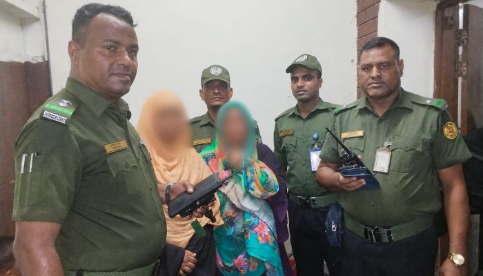 আনসার সদস্যদের তৎপরতায় শহীদ সোহরাওয়ার্দী হাসপাতালে দুই নারী চোর আটক, উদ্ধার স্বর্ণের চেইন